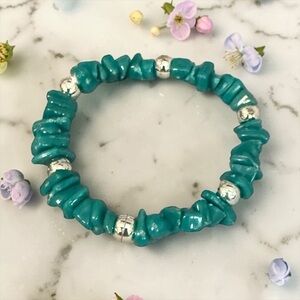 🩶Stretch Faux Turquoise Chip Bead Bracelet with Silver Accents/NWOT🩶